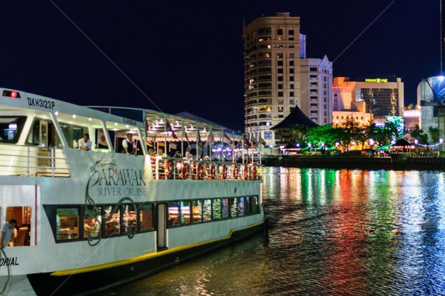 Riverbank Suites Waterfront Kuching Eksteriør bilde