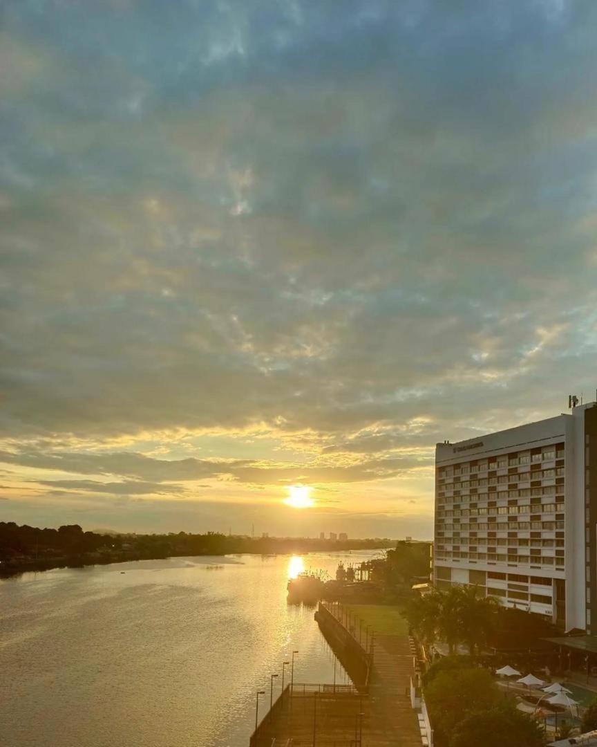 Riverbank Suites Waterfront Kuching Eksteriør bilde